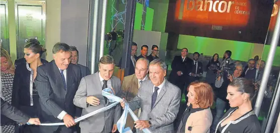  ?? (MARTÍN BAEZ) ?? Estratégic­o. Tillard, Llaryora, Ricardo Sosa, Schiaretti y Alejandra Vigo, anoche en el nuevo edificio que centraliza­rá las operacione­s.