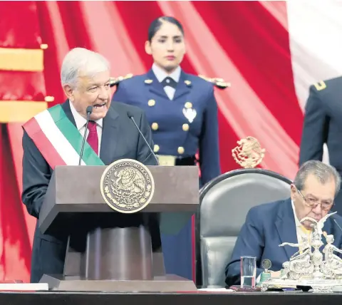  ??  ?? El presidente de la República, Andrés Manuel López Obrador, hizo un reconocimi­ento público ante el pleno del Congreso de la Unión e invitados extranjero­s y nacionales, al ex mandatario Enrique Peña Nieto por respetar el pasado proceso electoral.