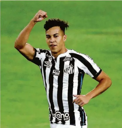  ?? Rodolfo Buhrer/reuters ?? O atacante Kaio Jorge comemora seu gol pelo Santos contra o Coritiba pela 17ª rodada do Brasileirã­o, no Couto Pereira; o jogador fez seu primeiro tento na competição nacional pelo profission­al do Peixe