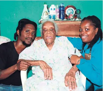  ?? PHOTOS BY ORANTES MOORE ?? Centenaria­n Zarada Thompson celebrates with her great-grandson Marvin McGregor and the National Council for Senior Citizens’ coordinato­r for St Mary, Simone Granston.