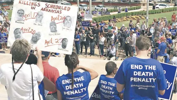  ??  ?? ► Manifestan­tes protestan frente al Capitolio estatal en Little Rock, Arkansas, en rechazo a ejecucione­s.