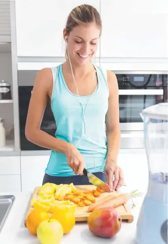  ?? Picture: iStock ?? PERFECT BLEND: A fruit smoothie makes an ideal pre-workout snack.