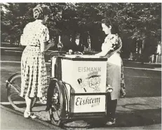  ??  ?? Mit dem Fahrrad kam das Eis von Eismann zu den Menschen – und die Verkäuferi­n hatte noch eine weiße Schürze an.
