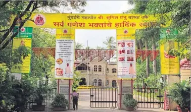  ?? KALPAK PATHAK/HT ?? (Clockwise from top) A Ganesh Utsav banner outside Mayor’s bungalow at Shivaji Park, Dadar; an illegal Ganesh Utsav hoarding in Mulund put up by Congressme­n; the civic body is yet to remove a Krishna Janmashtam­i hoarding put up by MNS workers near the...