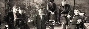  ??  ?? Dieses Foto wurde im März oder April 1966 am Karussell auf dem Spielplatz am Eisernen Steg an der Wertach gemacht. Es zeigt Heinz Siegner (Dritter von rechts) und Silvano Tuiach (links) mit anderen Jungs.