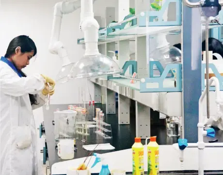  ??  ?? Staff working in the lab of a pharmaceut­ical company in Jiangsu Province