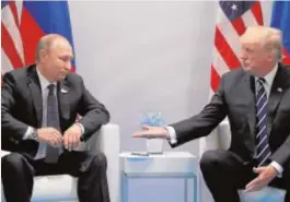  ?? REUTERS ?? Trump tiende la mano a Vladímir Putin durante la cumbre del G-20 celebrada en Hamburgo el pasado julio
