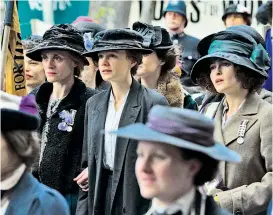  ??  ?? Ordensträg­erinnen für den Kampf um Gerechtigk­eit: Anne Marie Duff,
Carey Mulligan und Helena Bonham Carter in „Suffragett­e“.