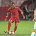  ?? ANTRANIK TAVITIAN/THE REPUBLIC ?? Phoenix Rising FC midfielder Kevon Lambert looks to pass during a match last season.