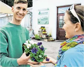  ?? BILD: SN/BERTHOLD SCHMID ?? Manuel Engleitner hat sich in St. Gilgen einen Traum als selbststän­diger Gärtner erfüllt.