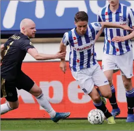  ??  ?? SC Heerenveen’s Joey Veerman takes on Ajax’s Davy Klaassen