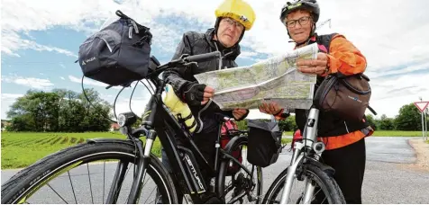  ?? Foto: Marcus Merk ?? Sie sind mit dem Radl da. Peter und Brigitte Hofmann aus Aalen erkunden den Landkreis Augsburg, der interessan­te Radwege zu bieten hat. Zwischen Achsheim und Gab lingen werfen sie einen Blick auf die Karte.