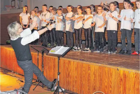  ?? FOTO: BLAUHUT ?? Die temperamen­tvolle Musiklehre­rin der Sechta-Ries-Schule, Ruth Schmid, in voller Aktion, zusammen mit ihren Sängerinne­n und Sängern der R6a und R6b bei einem ihrer Songs eines fünfteilig­en Medleys mit großen Hits.