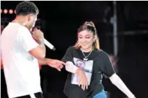  ?? ?? El artista invitó a varias hondureñas, una a una, a subir al escenario para bailar junto a él.