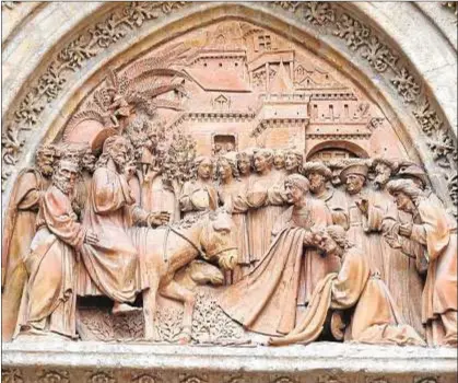  ?? María Pazos Carretero ?? Entrada de Jesús en Jerusalén. Miguel Perrin. Puerta de las Campanilla­s de la catedral de Sevilla