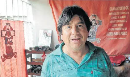  ?? MAURICIO NIEVAS ?? Casi un santuario. Manuel tiene 57 años. Lo rodean banderas con imágenes del Gauchito Gil.