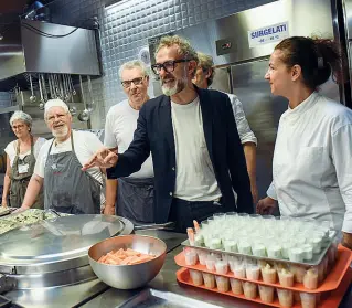  ?? (foto Lapresse/Claudio Furlan) ?? Stellato Lo chef Massimo Bottura al Refettorio Ambrosiano