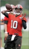  ?? AP/RON SCHWANE ?? Cleveland Browns quarterbac­k Robert Griffin III is trying to rebuild his career after injuries and getting benched sent his career downhill in Washington.