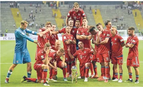  ?? FOTO: DPA ?? Gruppenbil­d mit Supercup. Den haben die Bayern gerade gegen Eintracht Frankfurt gewonnen.