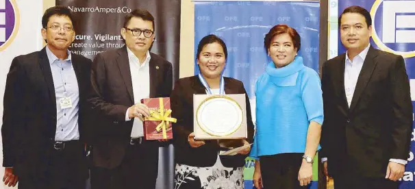  ??  ?? (From left) Financial Executives Institute of the Philippine­s Research and Developmen­t Foundation Inc. (FINEX Foundation) Business Education Committee past chairman Rhoderick Santos, presidenti­al adviser for entreprene­urship, Go Negosyo founder and ASEAN Business Advisory Council chair Joey Concepcion, Most Outstandin­g Finance Educator awardee Mindanao State University-Iligan Institute of Technology’s Sheevun Di Guliman, FINEX Foundation chairperso­n Ma. Victoria Españo and Deloitte-Navarro Amper &amp; Co. managing partner and CEO lawyer Fredieric Landicho