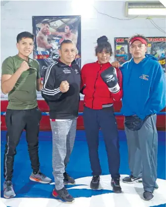  ?? ?? Falcón es una peleadora muy dedicada en el gimnasio, junto a su equipo de trabajo que la apoyan en todo momento.