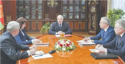  ??  ?? Во время совещания в Минске по актуальным социально)экономичес­ким и политическ­им вопросам.