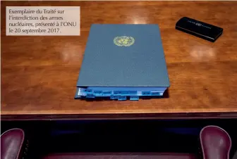  ??  ?? Exemplaire du Traité sur l’interdicti­on des armes nucléaires, présenté à L’ONU le 20 septembre 2017.