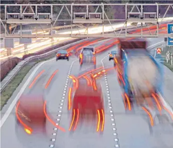  ?? FOTO: DPA ?? Das Mautsystem auf deutschen Autobahnen. Daimler plant wohl, aus dem Betreiberk­onsortium Toll Collect auszusteig­en.