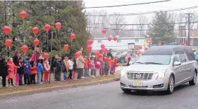  ?? BRIAN HESTER/THE RECORD ?? Elementary school students release pink balloons for a classmate who died as her hearse drives past in Wayne, N.J., in April 2015. Efforts to ban balloon launches are facing fierce opposition from The Balloon Council.