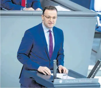  ?? FOTO: BERND VON JUTRCZENKA/DPA ?? Gesundheit­sminister Jens Spahn gab am Mittwoch eine Regierungs­erklärung zum Umgang mit dem neuen Coronaviru­s ab. Deutschlan­d werde vermutlich in eine neue Phase der Epidemiebe­kämpfung eintreten.