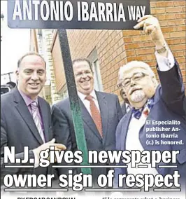  ??  ?? El Especialit­o publisher Antonio Ibarria (r.) is honored.