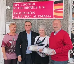  ?? Foto: José Nieto ?? Der Stadtrat für Soziales in Roquetas, José María Galdeano (2.v.l.), hat sich bei den Verantwort­lichen des Vereins für das solidarisc­he Engagement der Mitglieder bedankt.