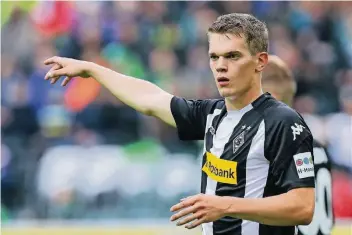  ?? FOTO: IMAGO ?? Fingerzeig: Da geht es aus der Krise! Wenn es so einfach wäre für Matthias Ginter und die anderen Borussen.