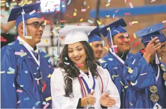  ?? MORGAN TIMMS/ The Taos News ?? GRADUATES REACT AS A FELLOW SENIORS RELEASES CONFETTI ON MAY 25 DURING QUESTA HIGH 4$)00-n4 GRADUATION CEREMONY.