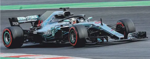 ?? FOTO: AFP ?? Weltmeiste­rs neues Sportgerät: Lewis Hamilton während der Testfahrte­n in Barcelona im aktuellste­n Silberpfei­l, dem Mercedes-AMG F1 W09 EQ Power+.