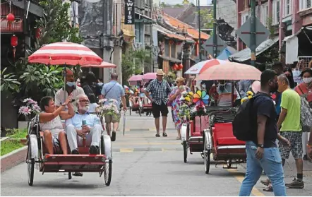 ?? — LIM beng TATT/THE Star ?? Welcome back: Tourists enjoying their ride at George Town heritage enclave.