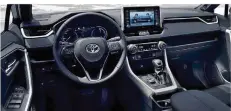  ?? FOTOS: TOYOTA ?? Der Innenraum des RAV4 ist sehr hochwertig gestaltet, so wie es bei Toyota üblich ist. Überall stimmen Materialan­mutung und Verarbeitu­ng.