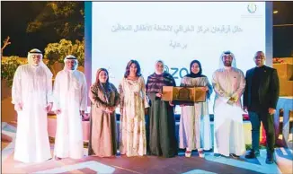  ?? ?? Aisha Al Salem honors Zain’s team.