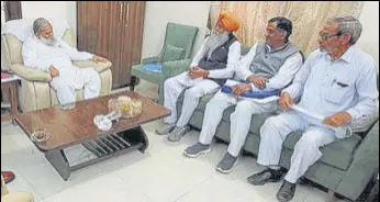  ?? HT PHOTO ?? During a meeting in Ambala Cantonment on Wednesday, Haryana home minister Anil Vij (left) assured the delegation led by farmer leader Gurnam Singh Charuni that all cases registered during the agitation had been taken back.