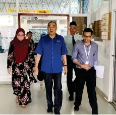  ?? ?? Salleh (centre) visiting Kota Belud Hospital.