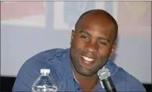  ??  ?? Teddy Riner se prête avec humour au jeu des questions -réponses