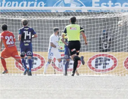  ??  ?? ► Saavedra corre a celebrar, con la pelota en la red y Herrera como impotente espectador.