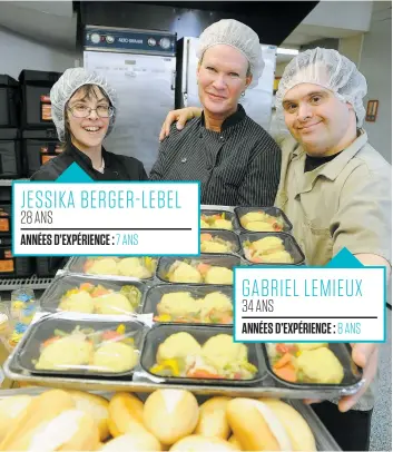  ?? PHOTO LE JOURNAL DE QUÉBEC, JEAN-FRANÇOIS DESGAGNÉS ?? Jessika et Gabriel entourent Sandy Lalonde, leur patronne au Croquignol­et, un service de traiteur qui prépare des repas pour des écoles primaires, garderies et CPE.