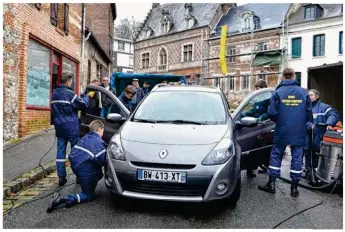  ??  ?? Les jeunes sapeurs-pompiers ont tout de même mis beaucoup d’énergie pour nettoyer l’intérieur des voitures de généreux donateurs.