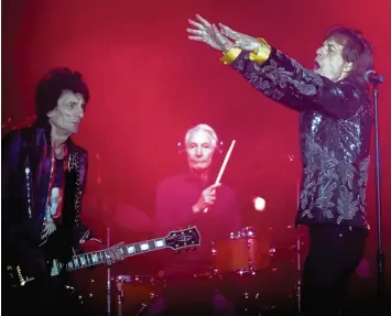  ?? Foto: Marcus Merk ?? Noch einmal, zum neunten Mal, im Münchner Olympiasta­dion: die Rolling Stones mit Ron Wood (l.), Charlie Watts (M.) und Ani mator, Einpeitsch­er und Vibrator Mick Jagger. Hier fordert er Sympathie für den Teufel ein.