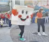  ?? ?? ‘Vocito’, la mascota de LA VOZ DE ALMERÍA, en la plaza del Centro Comercial Torrecárde­nas.