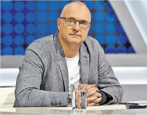  ?? BILD: SN/SKY/WEBER ?? Frank Buschmann in seiner Show „Eine Liga für sich“.