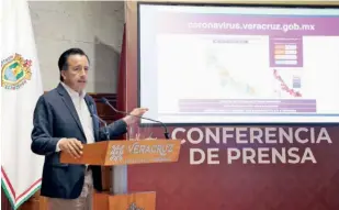  ??  ?? El gobernador Cuitláhuac García anunció la entrega de paquetes de limpieza y desinfecci­ón en escuelas.