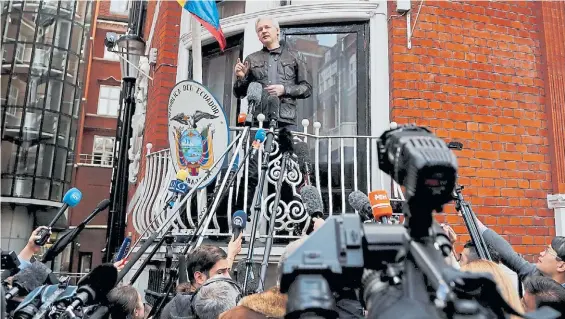  ?? AP ?? Refugio. Julian Assange está en la embajada ecuatorian­a desde 2012. Teme ser extraditad­o a EE.UU., donde lo acusan por filtrar documentos.