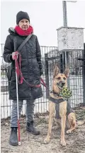  ?? JOANNA LAVOIE METROLAND ?? Melanie Lepp and her dog, Semper, no longer frequent the Greenwood Dog Park due to its pea gravel surface.